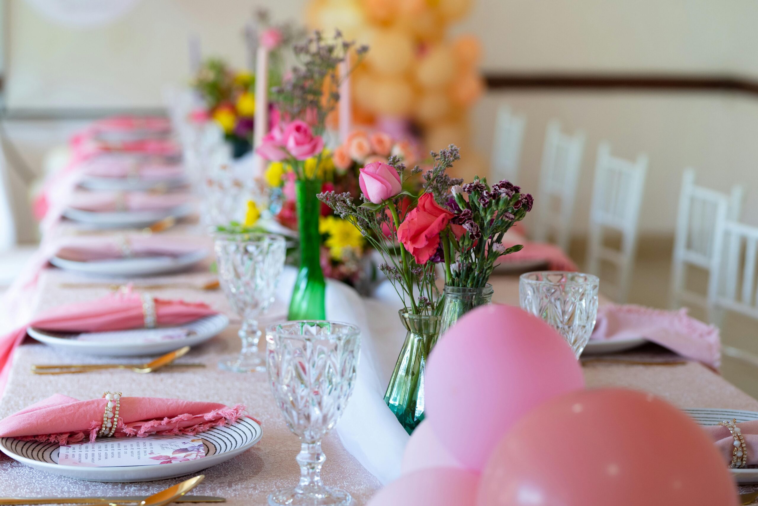 Decoración de mesa con flores y globos