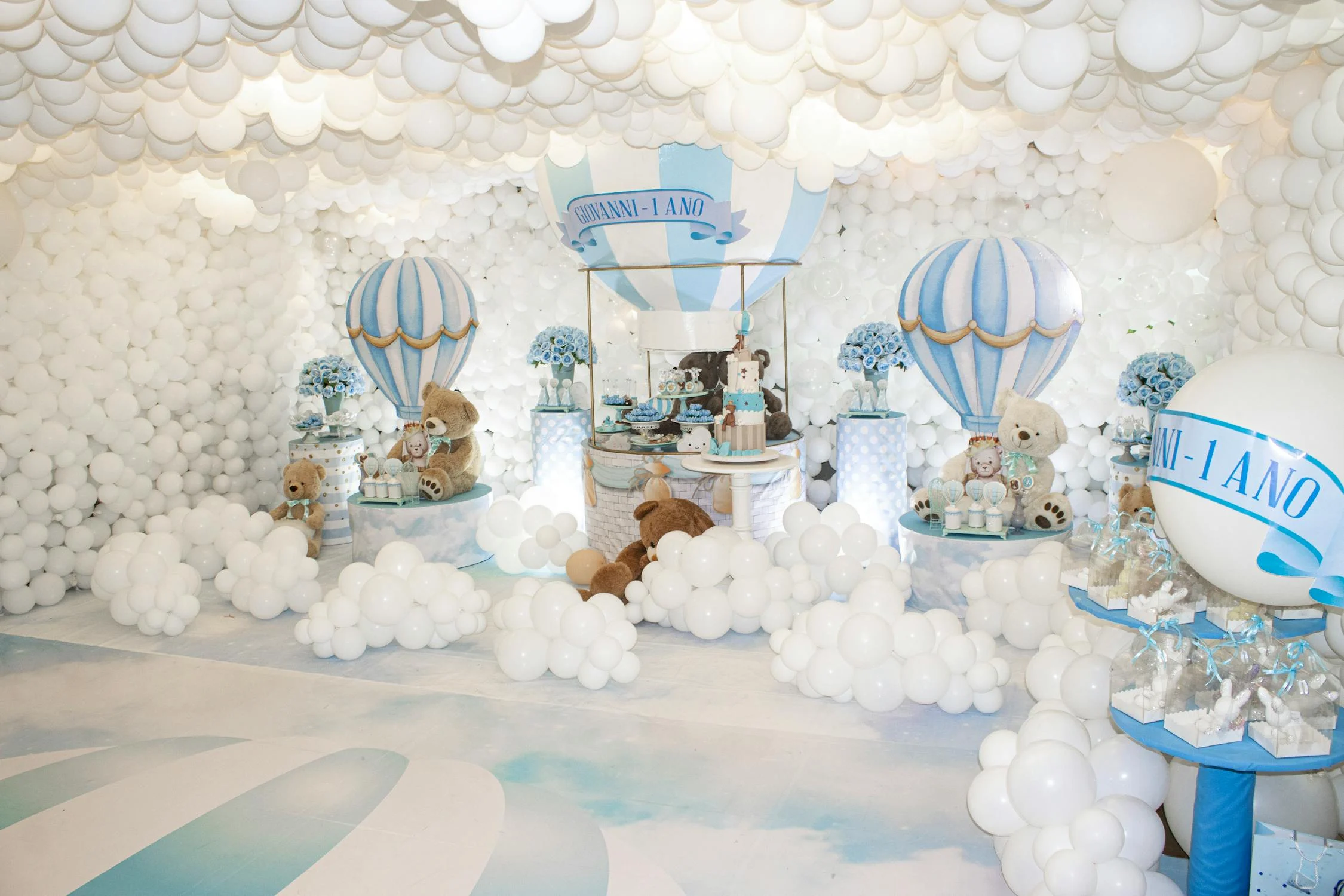 Decoración con globos de múltiples tipos